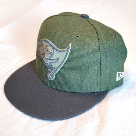 Tampa Bay Buccaneers Salute To Service Fitted Hat - Picture 3 of 9